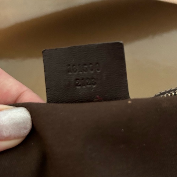 Gucci canvas hobo bag l. Measures : 14.75/13:5
Drop: 9.75 in - Picture 7 of 8